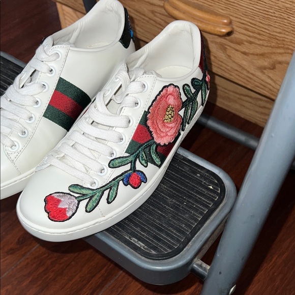 Gucci White Sneakers with Floral Embroidery - Picture 2 of 6
